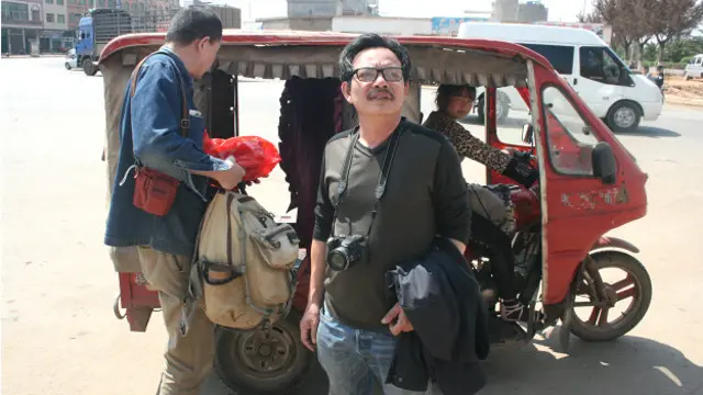 Ông Ngô Nhật Đăng cùng Dean Peng xuống xe ở châu Vân Sơn, Vân Nam