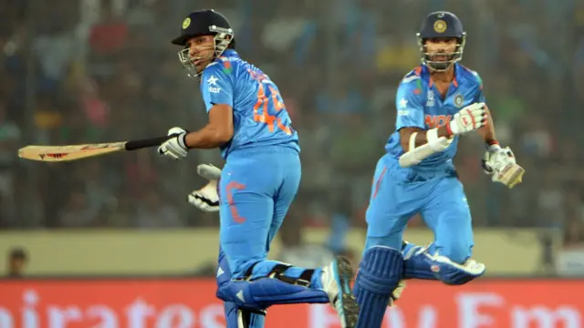 بھارت نے اننگز کا عمدہ آغاز کیا۔ دونوں اوپنروں نے پہلی وکٹ کی شراکت میں پچاس رنز بنائے۔