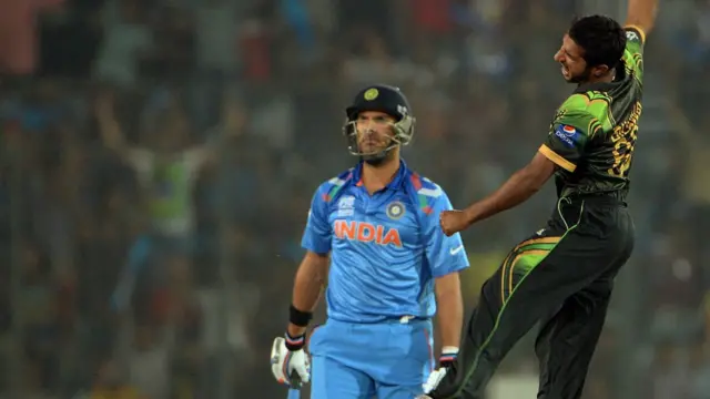 پاکستانی فاسٹ باؤلر بلاول بھٹی نے اپنے پہلے اوور کی پہلی گیند پر یوراج کو آؤٹ کر کے سنسی پھیلا دی۔ 