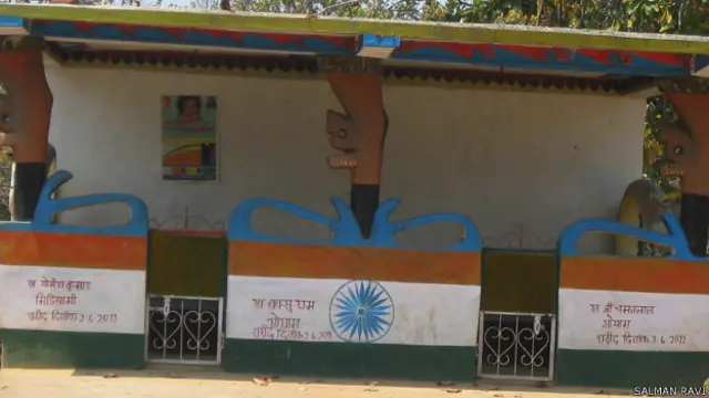 दंतेवाड़ा, बिंजाम गांव, प्लास्टिक के मैडल