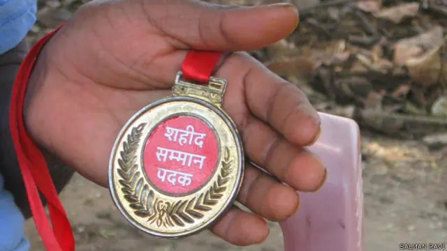 दंतेवाड़ा, बिंजाम गांव, प्लास्टिक के मैडल