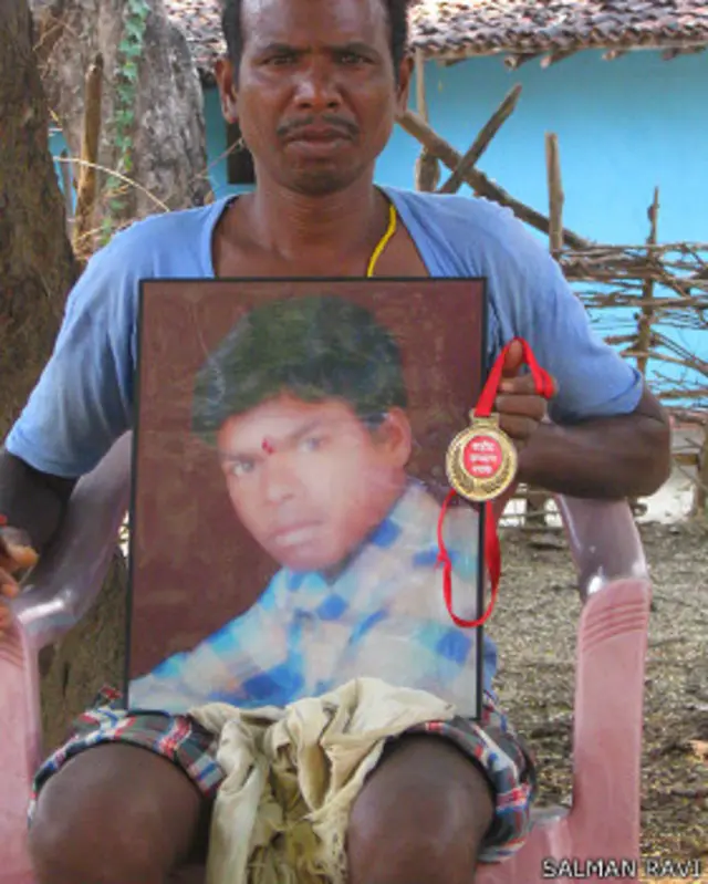 दंतेवाड़ा, बिंजाम गांव, प्लास्टिक के मैडल