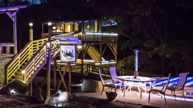 Casa en el árbol con piscina