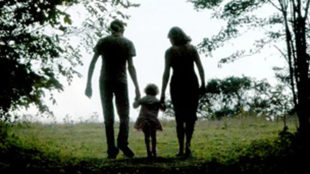 美国家庭领养的外国儿童的数字去年锐减18%,为1992年以来最低。