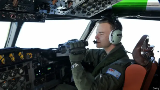 澳洲皇家空军猎户座海上巡逻机飞行员在搜寻失联客机（21/03/2014）