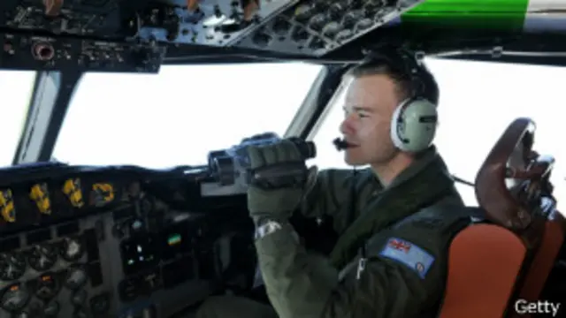 ඕස්ට්රේලියානු ගුවන් නියමුවෙක් සෝදිසියේ.