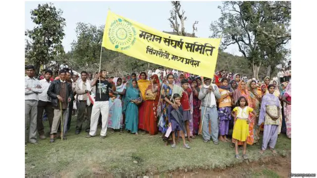 گرین پیس بھارتی وسطی ریاست مدھیہ پردیش میں کوئلے کی کان کنی سے قبائلی زندگیوں پر پڑنے والے خراب اثرات کے خلاف مقامی لوگوں کے ساتھ مل کر کام کر رہی ہے