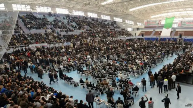 احتشد نحو خمسة آلاف شخص من أنصار المعارضة