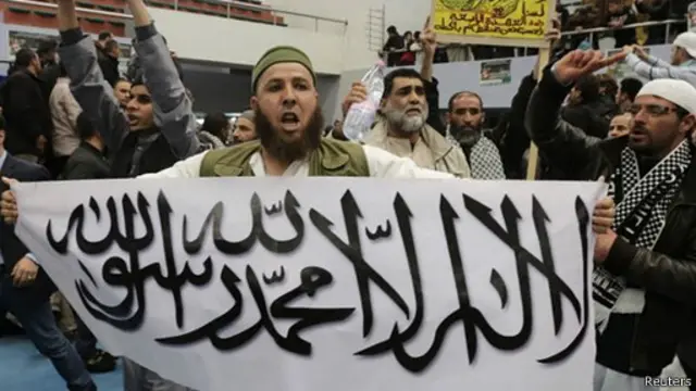 شارك أنصار المعارضة الإسلامية إلى جانب الأحزاب العلمانية