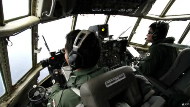 Thời tiết xấu khiến các đội bay phải tìm kiếm bằng mắt thường