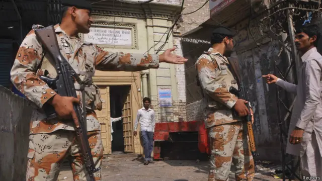 पाकिस्तान में हिंदू मंदिर पर हमला