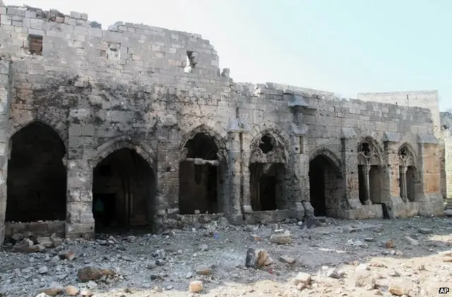 لیکن قلعے کے اندر ملبہ بکھرا دکھائی دیتا ہے