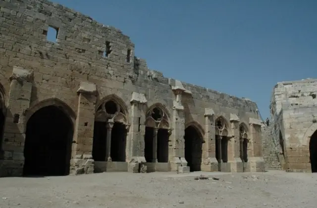 ان ستونوں کے گنبد کبھی سلامت تھے اور صحن میں ملبہ نہیں تھا