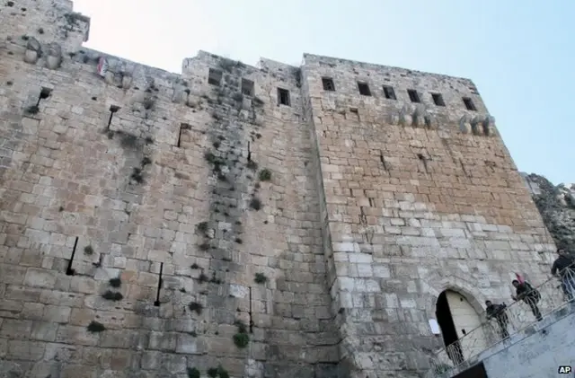 قلعے کے بیرونی حصے آج بھی صحیح سلامت ہیں
