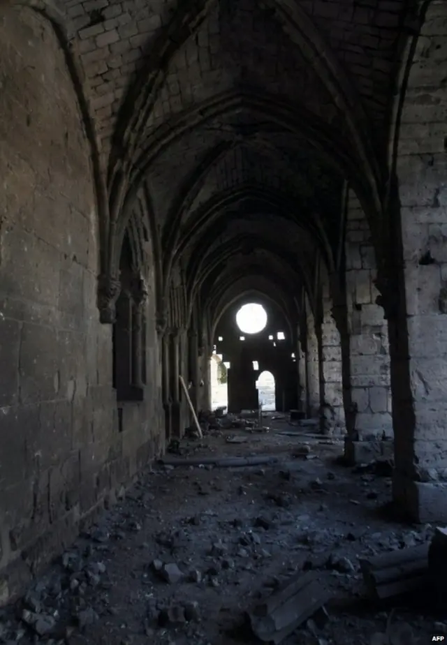 گرے ہوئے ستون اور آتشزدگی کے نشانات بھی یہاں واضح طور پر دیکھے جا سکتے ہیں