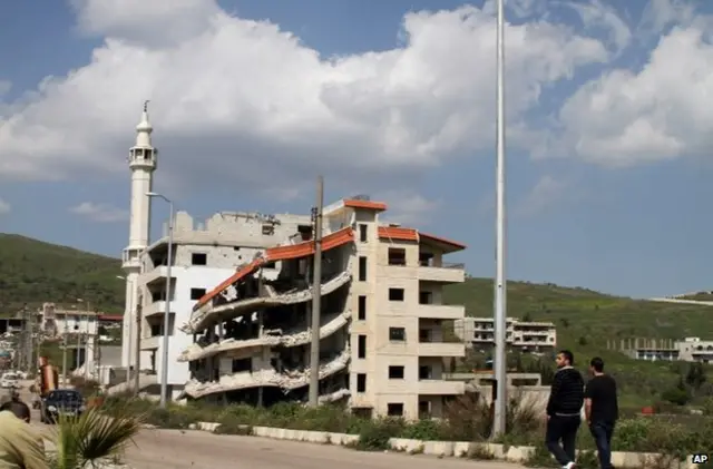 قلعے کے قریب ہی واقع ایک جدید عمارت کو پہنچنے والا نقصان قلعے میں ہونے والے لڑائی کی شدت ظاہر کرتا ہے