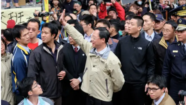 江宜桦(中)同占领议场学生领袖对话