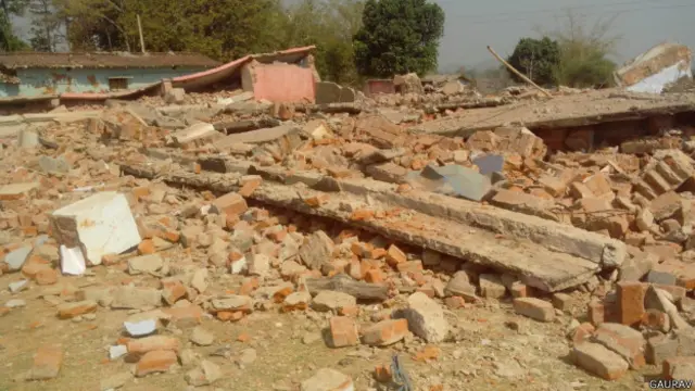 झारखंड में माओवादियों द्वारा उड़ाई गई एक इमारत