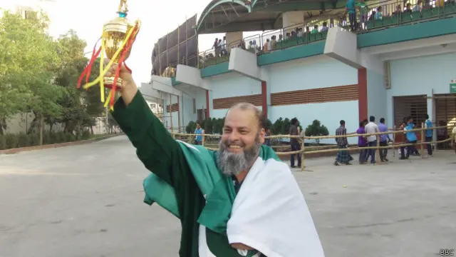 محمد بشیر کراچی میں پیدا ہوئے وہیں پلے بڑھے کلب کرکٹ بھی کھیلی لیکن بقول ان کے سیاست کی وجہ سے آگے نہ بڑھ سکے