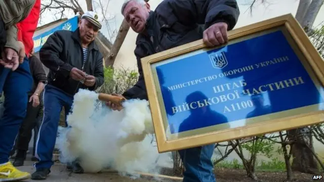  ألقى المهاجمون قنابل دخان على القاعدة في نوفوفيدورافكا.