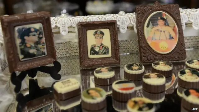 قاب‌های شکلاتی با تصاویر ژنرال سیسی که با لیزر روی بوم‌های شکلاتی حک شده‌اند در مغازه‌ها به فروش می‌رسند