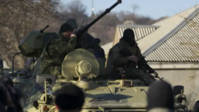 اڈے پر قبضے کے بعد بھاری ہتھیاروں سے لیس روسی فوجیوں نے اڈّے پر موجود یوکرینی فوجیوں سے ہتھیار ڈالنے کا مطالبہ بھی کیا