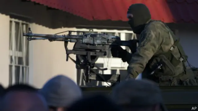 Российский военный контролирует базу в Бельбеке