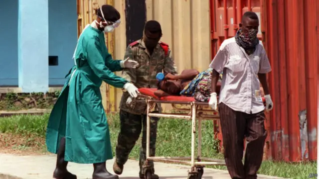 Em foto de 1995, paciente contagiado é transportado em Kikwit , no Congo, onde o vírus foi identificado pela primeira vez 
