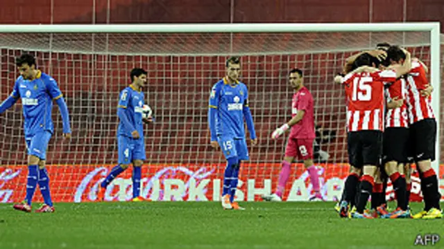 Jugadores del Athletic Club celebran el gol