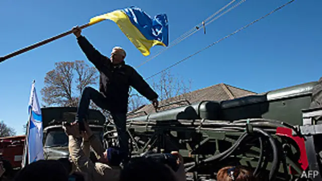 Manifestantes prorrusos reemplazan bandera ucraniana por rusa
