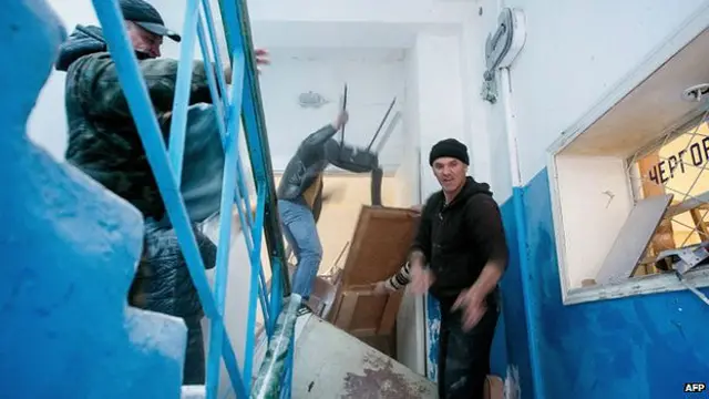 Prorrusos rompen muebles ucranianos