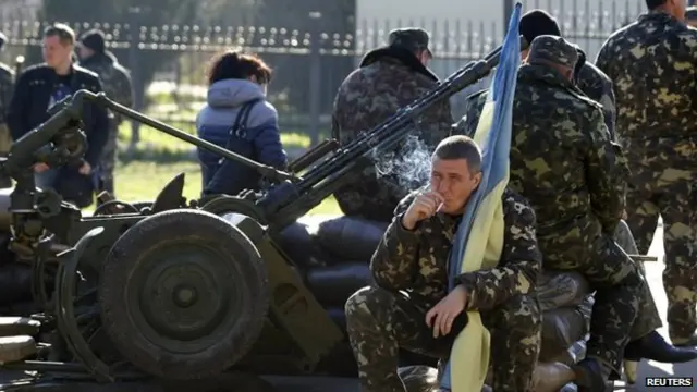 په کريميا کې اوکرايني ځواکونه احساس کوي چې کلابند شوي او د خپلو مشرانو له لوري پرېښودل شوي 