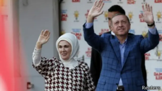 Perdana Menteri Tayyip Erdogan (kiri) menuduh Twitter membangun 'pembunuhan karakter yang sistematis'.