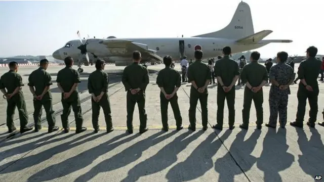 آسٹریلیا کے شہر پرتھ میں ایک جاپانی طیارے کا عملہ تلاش کے مشن میں مدد دینے کے لیے تیار کھڑا ہے