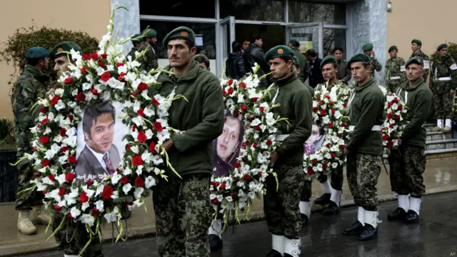 د فرانسې خبري اژانس خبریال سردار احمد کابل کې پر سرینا هوټل د طالبانو برید کې له خپلې مېرمنې کوچنۍ لور او زوی سره ووژل شول. 