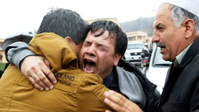 د سردار ورور بشیر احمد د خپل ورور ځوانیمرګ ورور د جنازې پرمهال له ژړا ځان نه شوای کابو کولی.