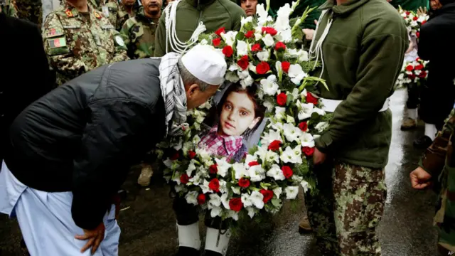 د سردار مشر ورور شاه محمد هڅه کوي، چې د خپلې ځوانیمرګې ورېرې نیلوفر عکس ماچې کړي. 