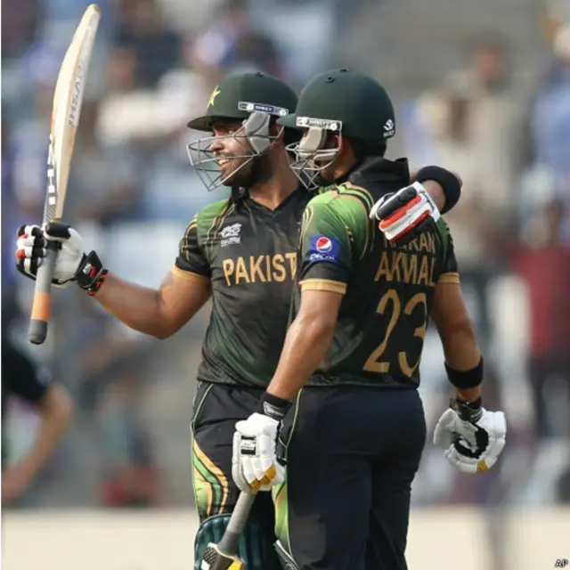 پاکستان کو 191 کے بڑے سکور تک پہنچانے کا سہرا عمر اکمل کے سر رہا جنھوں نے 53 گیندوں پر 94 رنز کی اننگز کھیلی۔