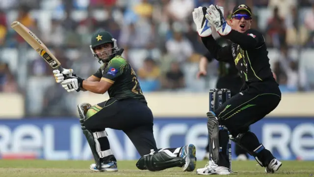 کامران اکمل نے تاہم ایک اینڈ سنبھالے رکھا اور 31 رنز کی اہم اننگز کھیلی۔