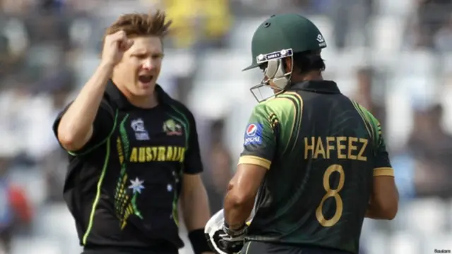 کپتان محمد حفیظ پانچویں اوور میں شین واٹسن کی گیند پر بولڈ ہو کر پویلین لوٹ گئے۔
