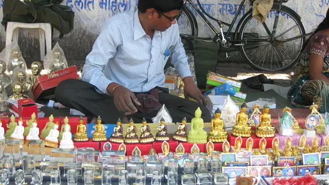 नागपुर में दीक्षा भूमि के बाहर सजी दुकान