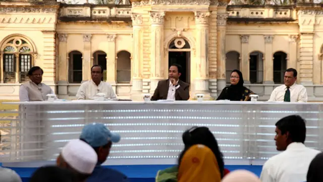 প্যানেল সদস্য বাঁ থেকে: নাটোর-১ আসনের আ্ওয়ামী লীগ দলীয় সংসদ সদস্য আবুল কালাম আজাদ,নাটোর লাঠি বাঁশি সমিতির প্রতিষ্ঠাতা সভাপতি আব্দুস সালাম, অনুষ্ঠান সঞ্চালক আকবর হোসেন, বেসরকারি সংস্থা আলো’র নির্বাহী পরিচালক শামীমা লাইজু নীলা এবং বিএনপির কেন্দ্রীয় কমিটির সদস্য এবং সাবেক সংসদ সদস্য মোজাম্মেল হক।