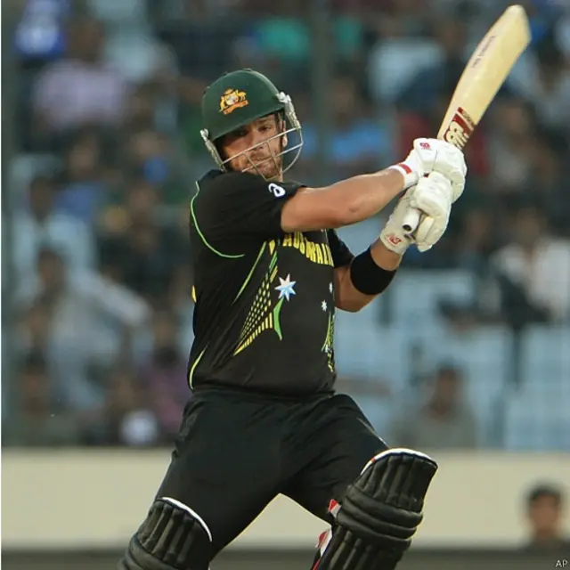 میکسویل کا ساتھ ایرن فنچ نے دیا جنھوں نے وکٹ کے چاروں جانب دلکش سٹروک کھیلے اور نصف سنچری بنائی۔