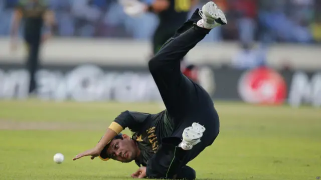 آسٹریلیا کی طرح پاکستانی فیلڈنگ بھی ناقص رہی اور اہم مواقع پر دو کیچ چھوٹے۔