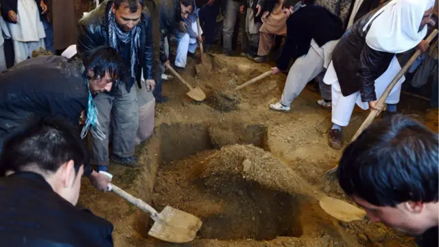 سردار، مېرمن او د زړه ټوټې دوه ماشومان یې په پلرنۍ هدیره کې خاورو ته وسپارل شول.