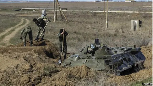 قوات أوكرانية قرب منطقة شبه جزيرة القرم.