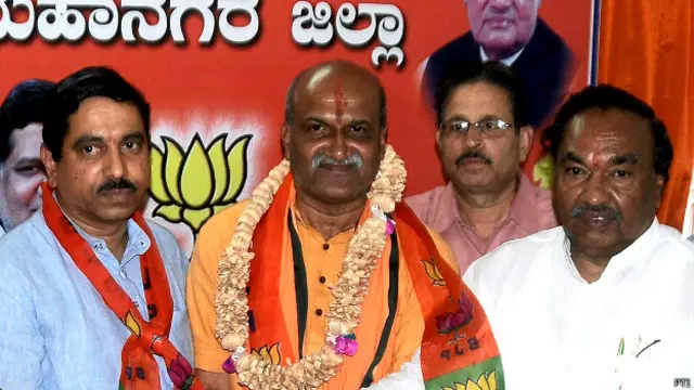 भाजपा में शामिल होने के अवसर पर प्रमोद मुतालिक