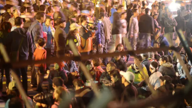 抗議者與警察對峙