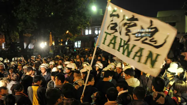 抗議者與警察對峙