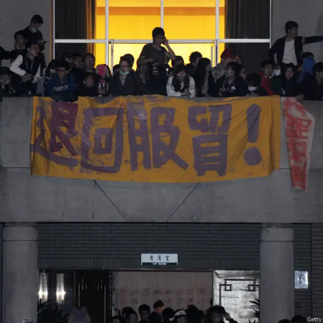 進入行政院大樓的抗議者打出橫幅